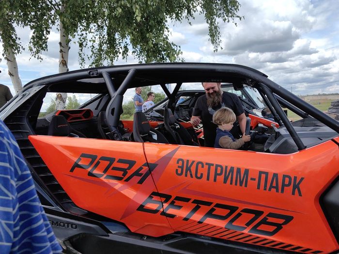 Гость с ребёнком в багги «Экстрим-парк Роза ветров»