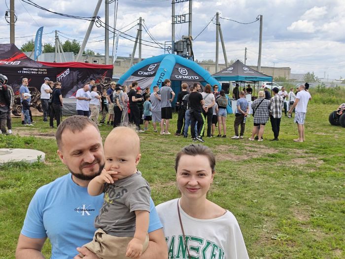 Семья гостей на открытии экстрим-парка