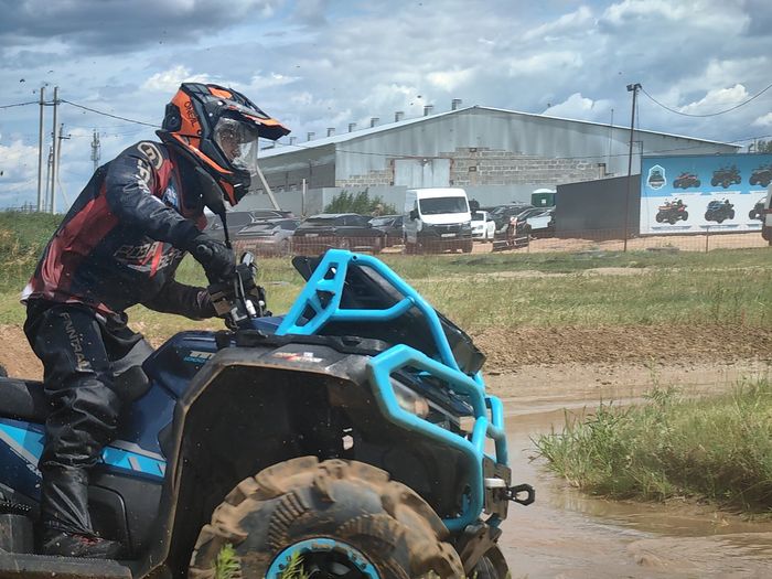 Гонщик на квадроцикле CFMOTO в грязевой луже