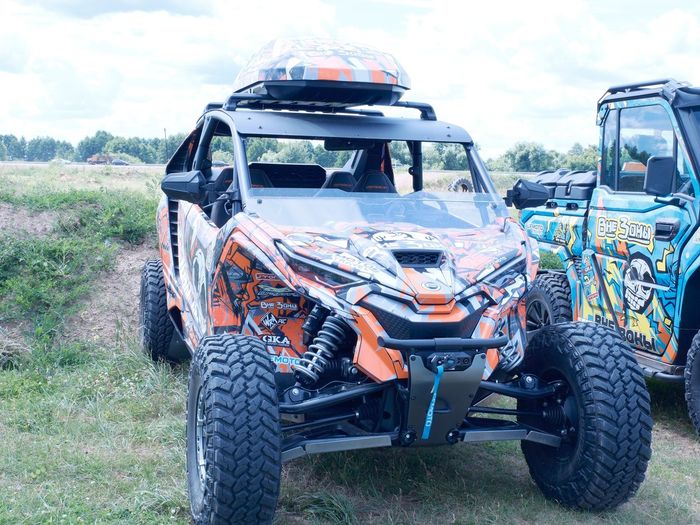Тюнингованные багги CFMOTO на открытии парка