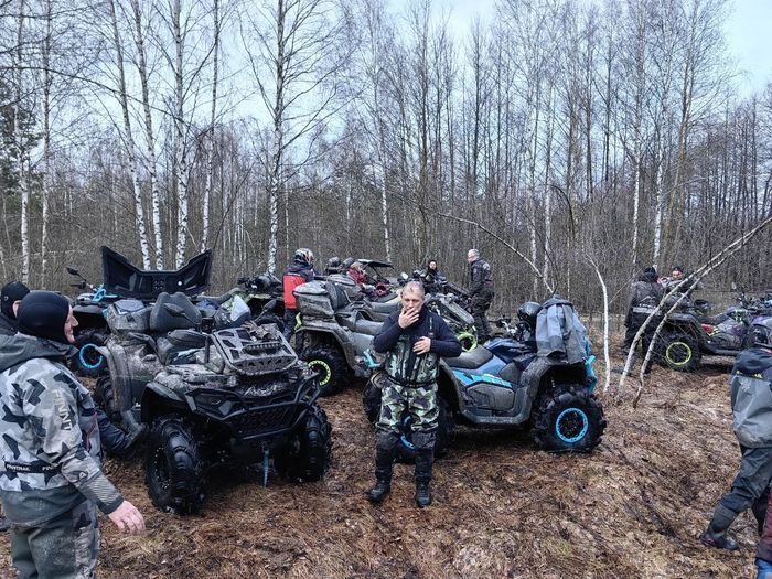 Группа участников на привале рядом с техникой