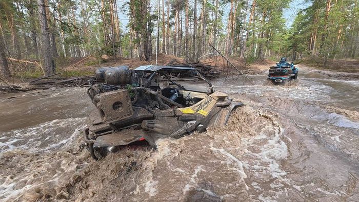 Прохождение глубокого брода на первом весеннем выезде