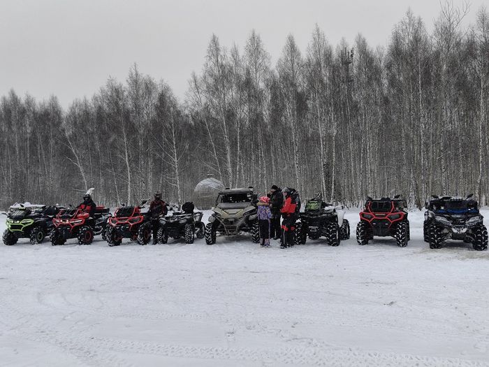Колонна квадроциклов и багги выстроена на снегу перед стартом